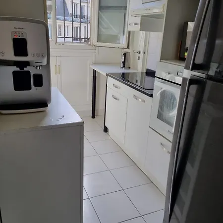 Spacious With Balcony Paris