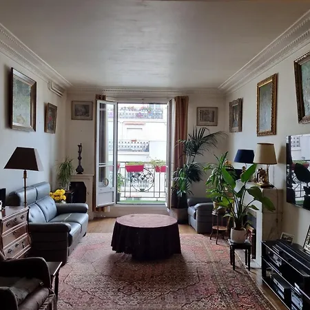 Spacious With Balcony Daire Paris